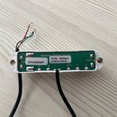 Bílá snímačová jednotka s viditelným zeleným plošníkovým základem a připojenými vodiči. Na plošníku jsou nápisy Seymour Duncan Pickups, I2T8L 2020060…