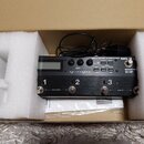 Černý efektový spínací pedalboard v kartónové krabici s polystyrenovými výplněmi. Na horní straně je nápis MULTI EFFECTS SWITCHER a označení modelu M…