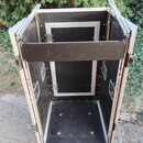 Otevřený transportní flightcase černé barvy s hliníkovými hranami a profilemi. Vnitřní prostor je vyložen černým materiálem a obsahuje v zadní části…