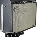 Kytarový kombozesilovač s černým texturovaným potahem a béžovou textilní maskou. Na horním ovládacím panelu je nápis "Reverb-Amp" a řada ovládacích p…