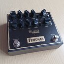 Černý kytarový efekt s nápisy BE OD deluxe a FRIEDMAN. Na horní straně se nachází deset černých otočných knoflíků s popisky Vol, Bass, Mid, Treble a…