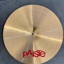 Kruhový mosazný činel s viditelným broušením v koncentrických kruzích. V dolní části je červené logo pAiste a pod ním menší bílý nápis MADE IN SWITZE…