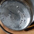 Fotografie zachycuje zadní část černého magnetu reproduktoru. Na povrchu je vyražen nápis ARN 660 LA a pod ním 4Ω - 20W. Povrch vykazuje známky opotř…