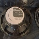 Černý reproduktor s kovovým magnetem a bílým štítkem. Na štítku je uveden nápis Bugera™, Classic Tone Bass Series, POWER HANDLING 70 Watt, IMPEDANCE…