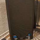 Černý reproduktor s kovovou mřížkou. V dolní části jsou nálepky s nápisy K12.2, 2000 WATT a 6 YEAR WARRANTY. Ve spodním okraku je logo QSC a nápis K.…