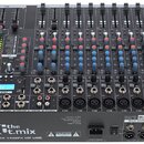 Černý mixovací pult s řadou posuvníků, modrými a červenými knoflíky a digitálním displejem. Na přední straně je bílý nápis „the t.mix“ a modelové ozn…