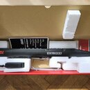Černý elektronický wind controller v originálním červenobílém balení s polystyrenovými vložkami. Na přístroji jsou bílé nápisy AKAI PROFESSIONAL a EW…