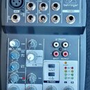 Šedý mixážní pult značky behringer s označením XENYX 502. Na horní části jsou vstupy MIC, LINE IN a výstupy MAIN OUT a PHONES. Spodní panel obsahuje…