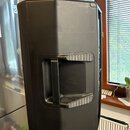 Černý plastový reproduktor s integrovanou rukojetí pro přenos. Povrch je matní, v dobrém stavu bez viditelných poškzení. Na přístroji nejsou žádné či…