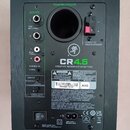 Zadní strana černého aktivního monitoru s nápisem POWERED SPEAKER. Na zařízení jsou viditelné vstupy INPUTS (TRS BAL/UNBAL a RCA UNBAL), výstup OUTPU…