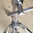 Detail chromovaného stativu s teleskopickým mechanismem a utahovacím šroubem. Na kovovém spoju v dolní části je viditelný nápis "SONOR". Povrch vykaz…