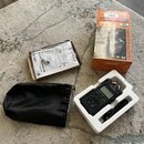 Na fotografii je digitální nahrávací zařízení TASCAM DR-40 v bílém polystyrenovém obalu, doprovázené původní oranžovo-černou krabicí s nápisem TASCAM…