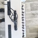 Bílý kytarový kombozesilovač s černými plastovými rohy a úchytem. Na předním panelu je nápis 5150 ICONIC a INSERT, dále ovládací prvky s popisky GAIN…