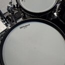Fotografie zobrazuje dvě elektronické bubny s bílými mesh membránami a černými korpusy. Na obou jsou viditelná loga Roland s nápisem MESH HEAD a ozna…