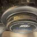 Záběr na zadní část černého reproduktoru. Na středovém krytu je modro-bílé logo Peavey a nápis BLUE MARVEL PRO PERFORMANCE RATED 8 OHMS, doplněný tex…