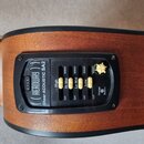 Detail akustické kytary s integrovaným předzesilovačem. Na černém ovládacím panelu je bílý nápis (( HEADWAY )) a Sheer ACOUSTIC SA2. Panel obsahuje č…
