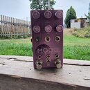 Fialový efekt pedál s nápisem MOOD MKII. Na horní části jsou šest otáčivých ovladačů s popisky TIME, MIX (RAMP), LENGTH, MODIFY, CLOCK a MODIFY. V pr…