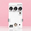 Bílý kytarový efekt s nápisem REVERB. Na horní straně jsou tři černé otočné ovířky s popisy VERB, EQ a DECAY, dále je zde přepínač označený PRE-DELAY…