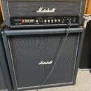 Černý basový kombozesilovač značky Marshall skládající se z hlavy a boxu. Na předním panelu hlavy je nápis VBA 400 VALVE BASS AMPLIFIER a logo Marsha…