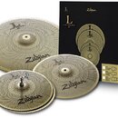 Sada tří činelů značky Zildjian v barvě mosazi s povrchem perforovaným drobnými otvory. Na každém činele je černý nápis Zildjian. Soubor je doplněn č…