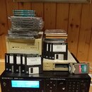 Na fotografii je béžový počítač s nápisem ULTRAFLEX 40Mega a černý rackový sampler značky KURZWEIL, model K2500RS Sampler s nápisem V.A.S.T. Variable…