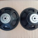 Dvě černé reproduktorové jednotky s kovovým rámem a stříbrným magnetem v centre. Na obou reproduktorech jsou viditelné připojovací svorky pro kabeláž…