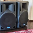 Dva černé plastové reproduktory v plastových skříních. Na spodní části obou reproduktorů je modrý štítek s bílým nápisem db. Povrchy jsou v dobrém st…