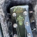 Detail hlavy kytary v černé barvě s iridescentní vložkou a ornamentem uprostřed. Na hlavě je zlatý nápis „Ky“ a pod ním text „Fokus - H Guitar Shop M…