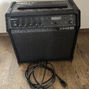Černý kytarový kombozesilovač značky LINE 6. Na horní části je nápis SPIDER V 30 MkII a text 30-WATT GUITAR AMP, vpravo nápis PLAY MORE. Přední panel…