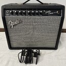 Černý kytarový kombozesilovač s šedou textilní maskou reproduktoru. Na horním ovládacím panelu je nápis Super Champ x2 a VINTAGE MODIFIED TUBE AMPLIF…