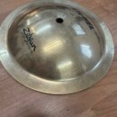 Zlatavý kovový činely v podobě zvonku s vyvýšeným středem. Na povrchu je černý nápis Zildjian a pod ním menšími písmeny SOUND EFFECTS. Povrch vykazuj…