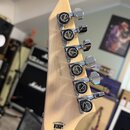Zadní strana hlavy kytary z přírodního světlého dřeva s šesti chromovanými ladicími kolíky. Na knofíky ladíček je nápis BARKER LOCK TUNERS GOTOH. V d…