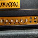 Detail kytarového zesilovače s žlutým logem CERIATONE AMPLIFICATION. Na ovládacím panelu jsou stříbrné otočné knoflíky s popisky MASTER, PRESENCE, BA…