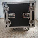 Černý transportní case s hliníkovými hranami a kovovými rohy. Na přední straně jsou umístěny čtyři zapínací zámky a dvě madla z nerezové oceli. Case…
