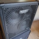 Černý kytarový reproduktor s kovovou mřížkou z perforovaného plechu. Na horní části mřížky je umístěno logo MESA ENGINEERING. V pravém dolním rohu mř…