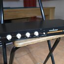 Černý rackový efekt s nápisem VERMONA VSR3 vintage spring reverb. Na předním panelu jsou čtyři bílé otočné ovratidla s popisky GAIN, TONE, MIX a OUTP…