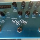 Modré efektové pedál s nápisem strymon BigSky. Horní panel obsahuje čtyři otočné knoflíky s popisky VALUE, DECAY, PRE-DELAY a MIX, spodní řadu čtyř k…