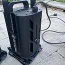Černý, kovový lineární reproduktor s integrovanou rukojetí a napájecím kabelem. Na boku je svisle napsáno tempo 1650 Plus a pod tím drobný, nečitelný…