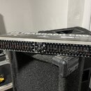 Stříbrné rackové zařízení s černým předním panelem. Na horní části je nápis ULTRAGRAPH PRO a na pravém okraku logo BEHRINGER. Přední panel obsahuje ř…
