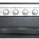 Černý kytarový kombo zesilovač s kovovým ovládacím panelem. Na panelu jsou nápisy GAIN, LEVEL, TREBLE, MIDDLE, BASS, REVERB, STANDBY, POWER a INPUT,…