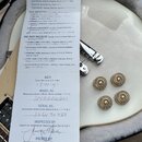 Fotografie zachycuje kontrolní seznam Quality Checklist položený na bílém hudebním nástroji. Na papíře jsou ručně vyplněné údaje: Date (3/27/13), Mod…