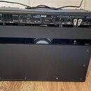 Zadní strana kytarového komba v černé barvě. Na horním ovládacím panelu jsou nápisy „PATENT PENDING“, „Designed by Egater“ a „50/60 Hz 250 WATTS“. Js…