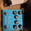 Modrý kytarový efekt s nápisy strymon. a blueSky reverb. Na horní straně jsou čtyři otočné knoflíky s popisky PRE-DELAY, DECAY, LOW a HIGH, dále jsou…