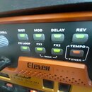 Detailní pohled na ovládací panel rackového zařízení. Jsou zde viditelné tlačítka s nápisy DIST, MOD, DELAY, REV, FX LOOP, FX1 a FX2, z nichž většina…