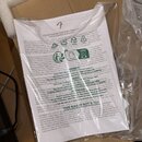 Fotografie zobrazuje papírový dokument s textem „FENDER/SQUIER® AMPLIFIER PRODUCTS 2-YEAR LIMITED WARRANTY“. List je položen v krabici s polystyrenov…