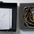 Fotografie zobrazuje sadu snímačů v černém plastovém boxu a na šedé pěnové vložce. Jsou zde vidět dva bílé snímače s připojenými barevnými vodiči (če…