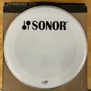 Bílá kruhová bubenová kožíška s černým nápisem SONOR a doprovodným logem v horní části. V dolní části je umístěno modré logo REMO a text UT DRUM HEAD…