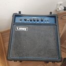 Modrý basový kombozesilovač značky Laney. Na předním panelu je bílý nápis „Laney“ a v pravém horním rohu označení „RB1“. Ovládací panel obsahuje vstu…