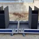Čtyři modré transportní bedny s kovovými hranami a úchyty. Na dvou krajních bednách je bílý nápis UPA-2P. Dvě prostřední bedny jsou otevřené a obsahu…