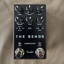 Černý efekt pedál s nápisy THE BENDS a COMPRESSOR. Na horní části jsou ovládací knoflíky s popisky LEVEL, BLEND (CLEAN / COMP), INPUT, RELEASE (FAST…